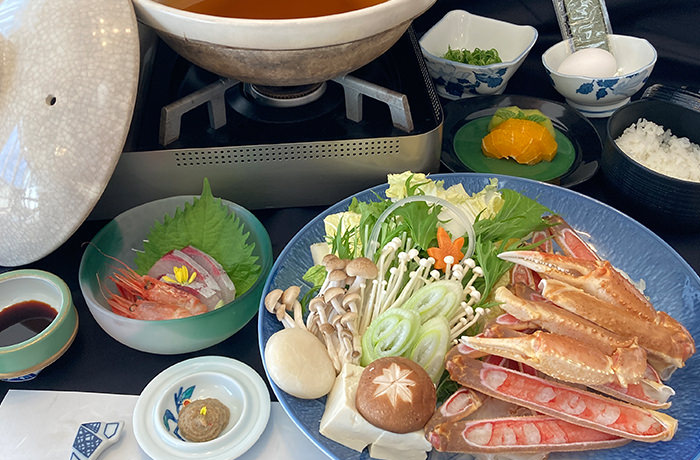カニ鍋（野菜含む）・カニみそ・お造り（2種）・フルーツ・お漬物・ご飯（卵葱海苔付き）雑炊用