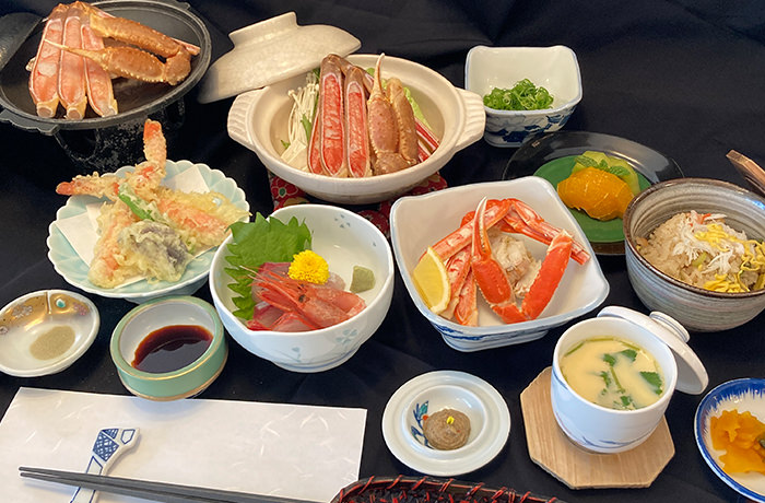カニ小鍋（野菜含む）・焼きガニ・カニ天麩羅（野菜3種含む）・姿湯ガニ（小）・カニ茶碗蒸し・カニ飯・お造り（3種）・フルーツ・お漬物