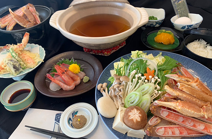 カニ鍋（野菜含む）・焼きガニ・カニ天麩羅（野菜3種含む）・カニみそ・お造り（3種）・フルーツ・お漬物・ご飯（卵葱海苔付き）雑炊用