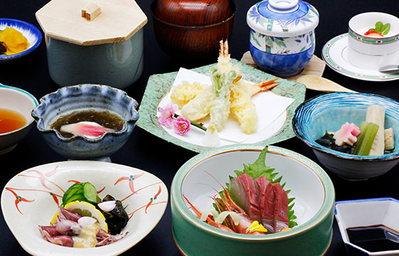筍と湯葉の白和え・但馬産蛍烏賊の酢味噌かけ・若筍と浜坂産新若芽の炊き合わせ・茶碗蒸し・お造り二種盛り・海老の天麩羅桜の香り・吸い物・漬け物・ご飯・デザート