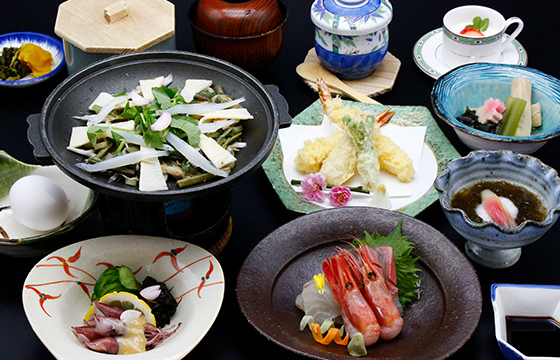 筍と湯葉の白和え・但馬産蛍烏賊の酢味噌かけ・若筍と浜坂産新若芽の炊き合わせ・茶碗蒸し・お造り二種盛り・海老の天麩羅桜の香り・浜坂産ババアのちり鍋・吸い物・漬け物・ご飯・デザート